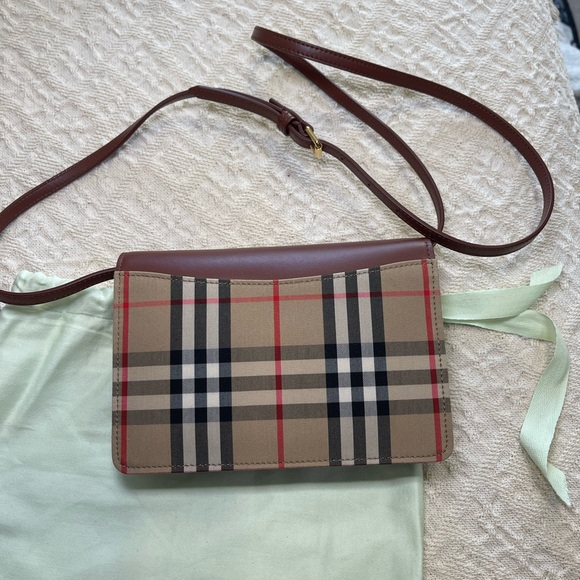 AUTHENTIC Burberry Hampshire Canvas Compact Leather
Bag - Picture 2 of 5